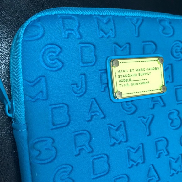 🆕 Marc by Marc Jacobs Accessory Sleeve - Picture 7 of 8